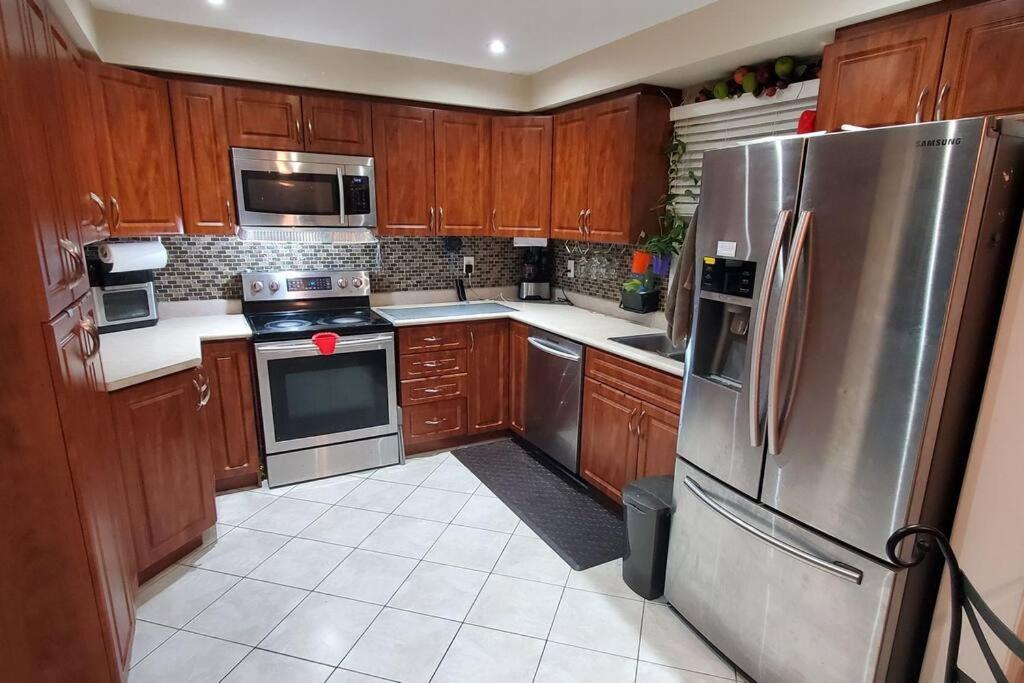 Apartament Beautiful House In Mississauga Zewnętrze zdjęcie